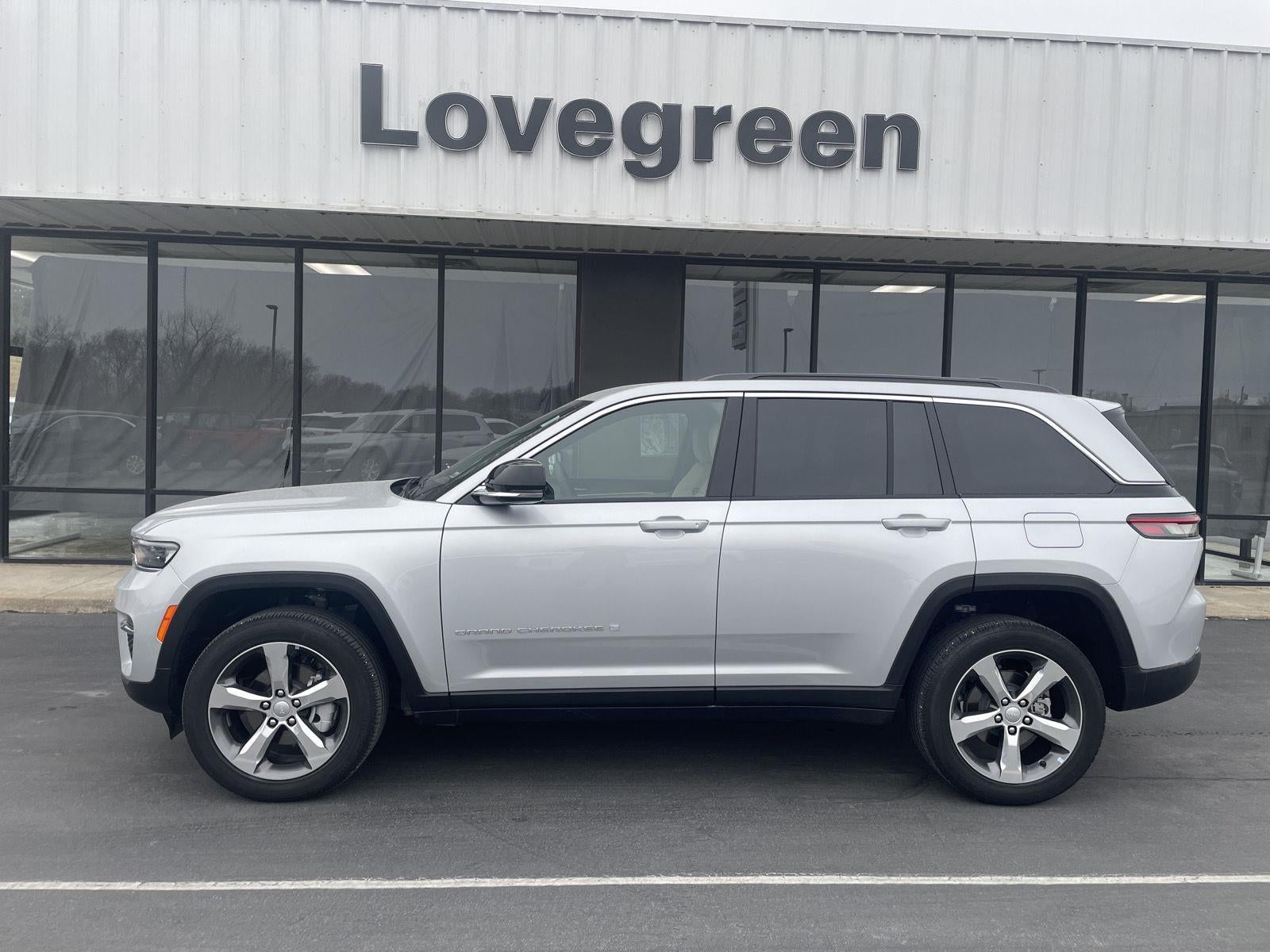 2025 Jeep Grand Cherokee Limited in Silver Zynith — front three-quarter view