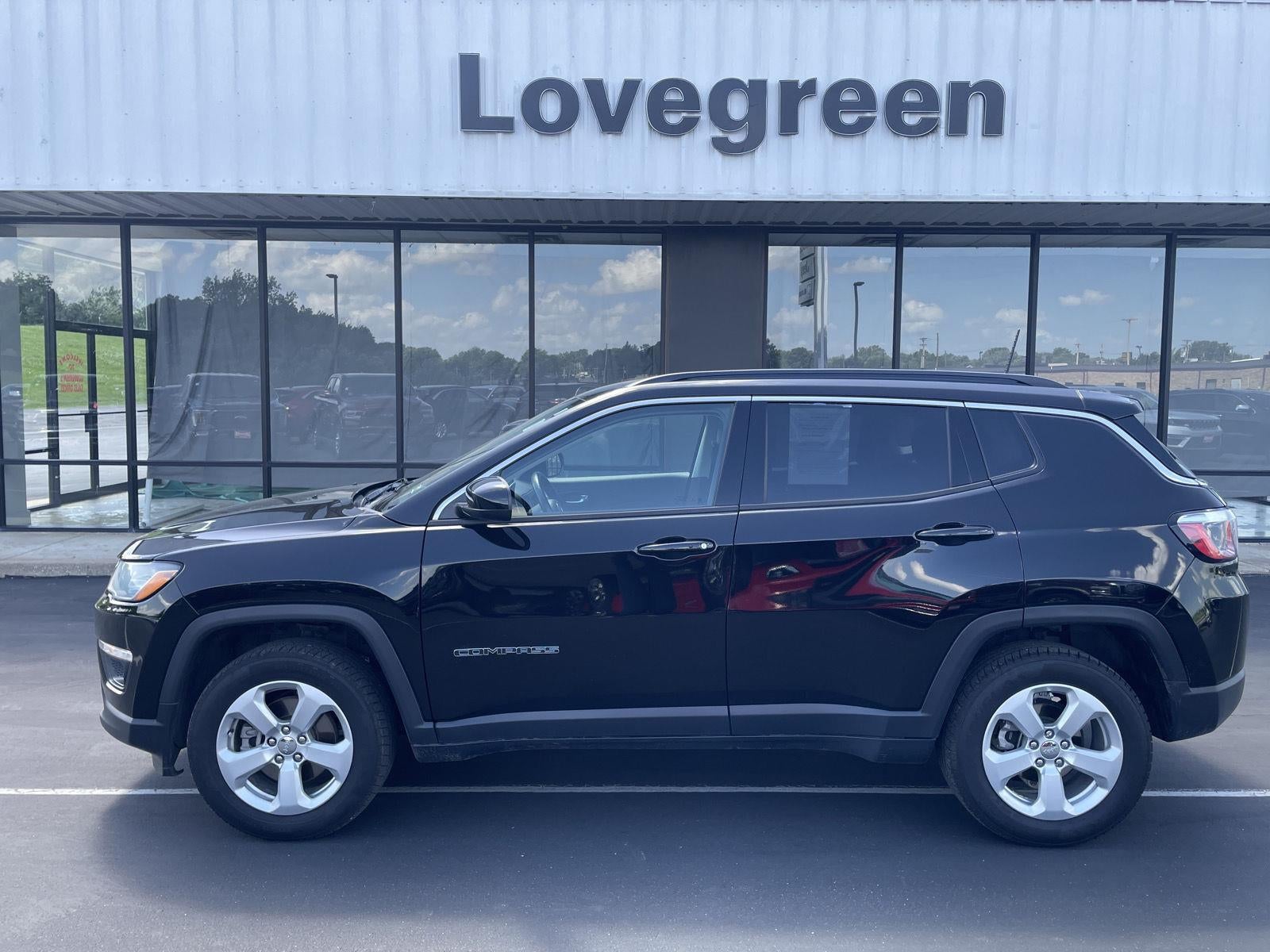 2020 Jeep Compass Latitude in Diamond Black Crystal Pearlcoat — front three-quarter view