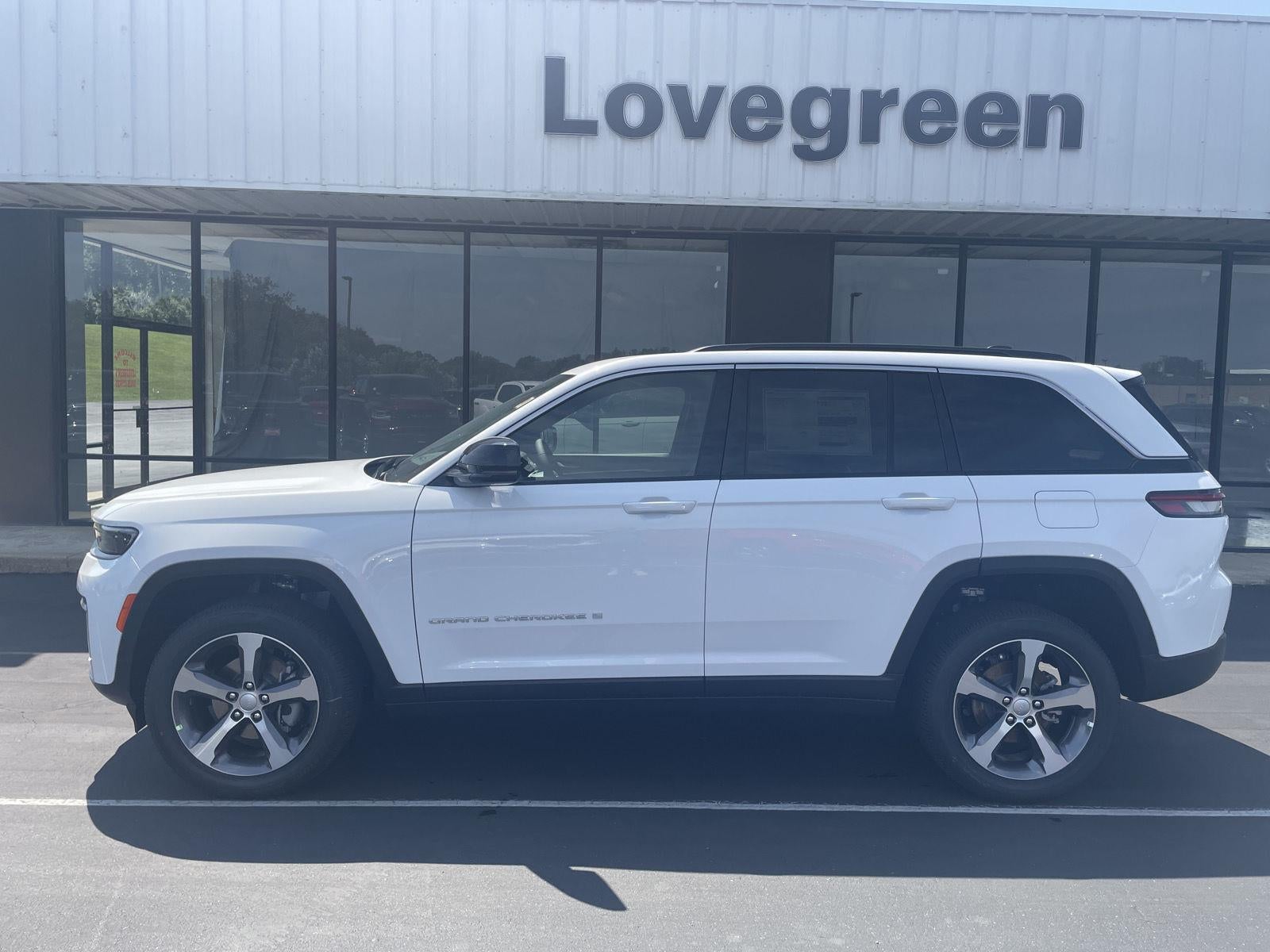 2026 Jeep Grand Cherokee GRAND CHEROKEE LIMITED 4X4 in Bright White Clear-Coat Exterior Paint — front three-quarter view