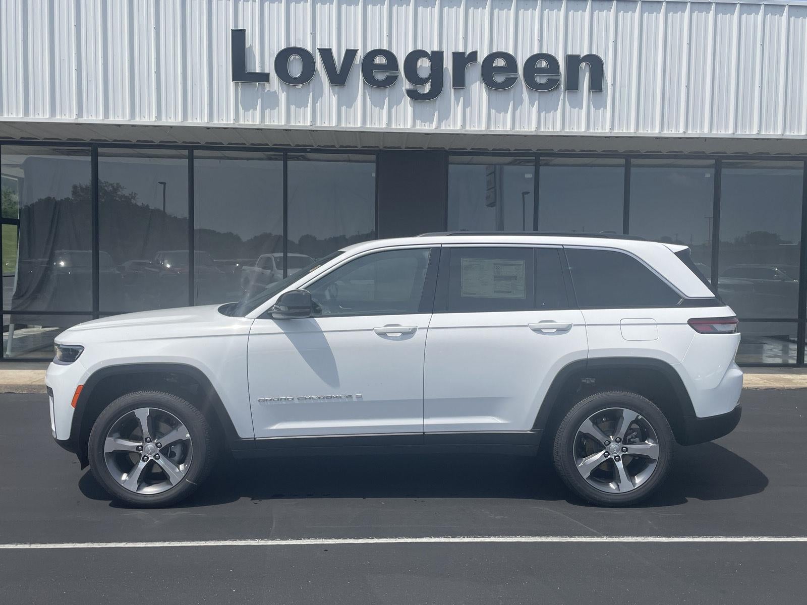 2026 Jeep Grand Cherokee GRAND CHEROKEE LIMITED 4X4 in Bright White Clear-Coat Exterior Paint — front three-quarter view