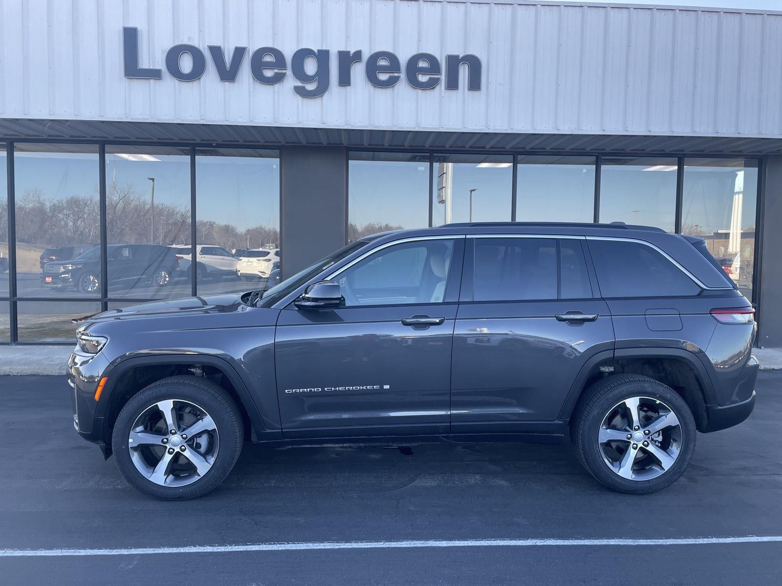 2026 Jeep Grand Cherokee GRAND CHEROKEE LIMITED 4X4 in Baltic Gray Metallic Clear-Coat Exterior Paint — front three-quarter view
